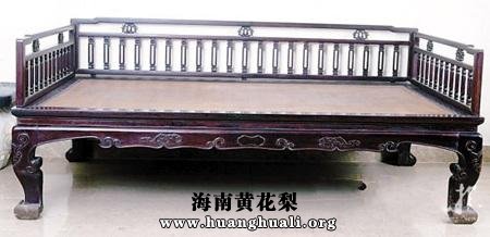明代的海南黄花梨三弯腿四面龙纹三屏风罗汉床 估价:500万-1500万元