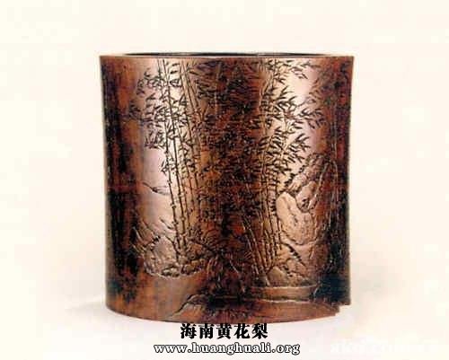 2010年北京保利春拍上，周芷岩刻黄花梨竹石大笔筒以873.6万元成交