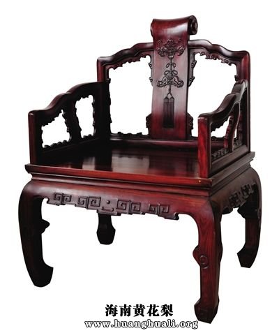 红酸枝材质的卷书式搭脑宝座，是古典家具的经典款式
