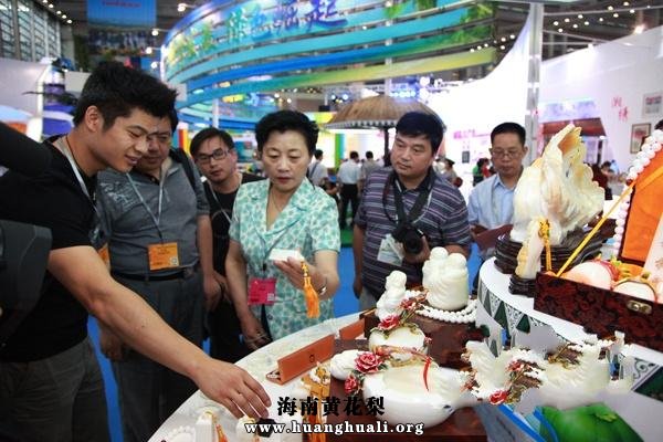 “海”韵十足的海南展馆,不仅展现了海南良好的自然生态环境,更是着重凸显了海南本土特色文化产业。织黎锦等海南的本土特色受到许多参观市民的青睐