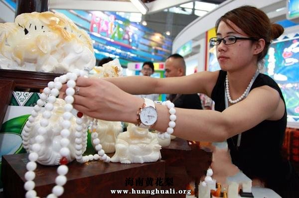 “海”韵十足的海南展馆,不仅展现了海南良好的自然生态环境,更是着重凸显了海南本土特色文化产业。砗磲工艺品等海南的本土特色受到许多参观市民的青睐